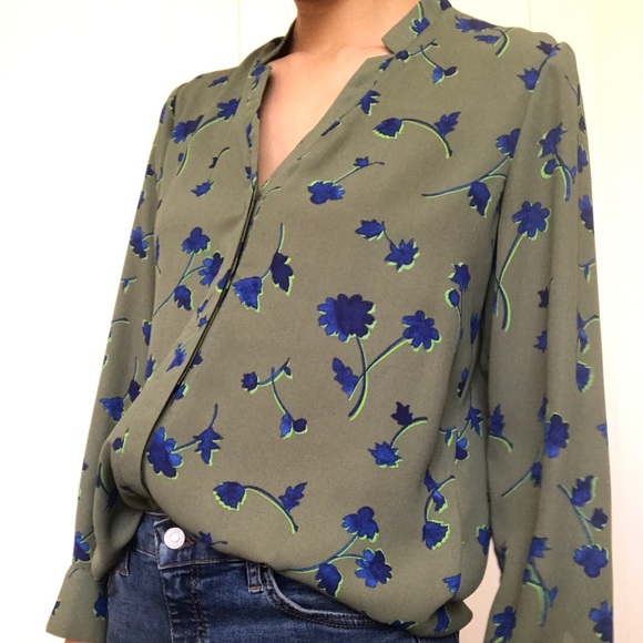 Banana Republic Tops - Banana Republic Olive print blouse